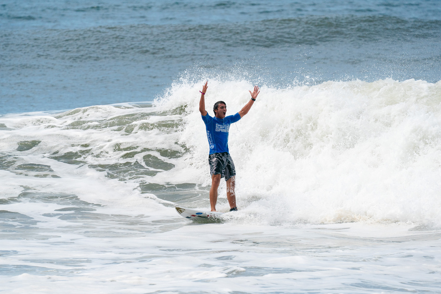 Kauli Vaast parvient à se hisser sur la deuxième marche du podium après une finale très disputée. (Credit: ISA /Pablo Franco)