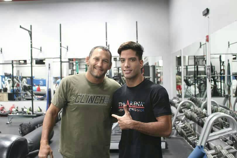 Raihere Dudes avec Dan Henderson, star de l'UFC