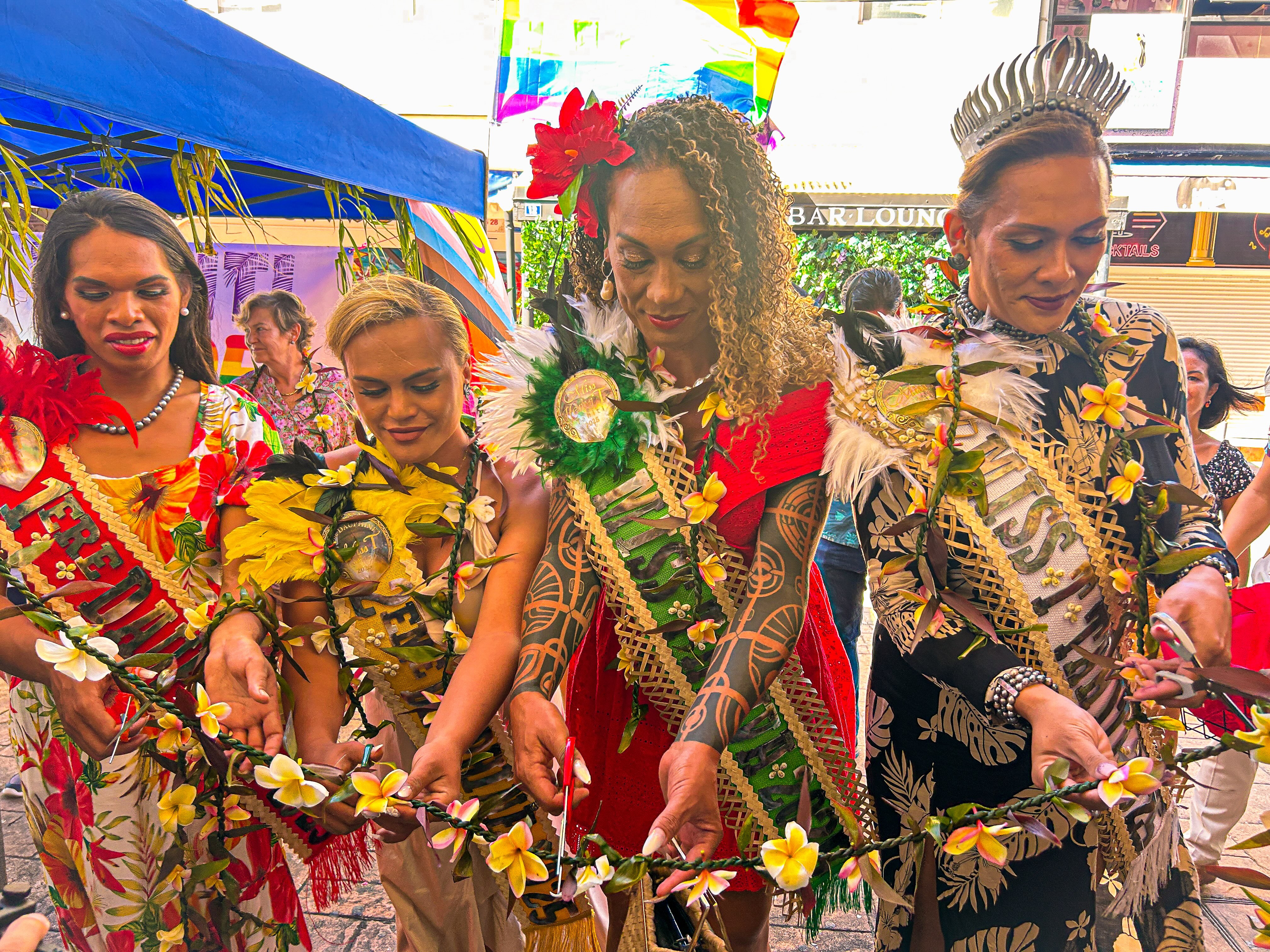 Mégane Homai, Miss T Tahiti, ses dauphines et Miss Heiva apportent une touche de couleur lors de l’ouverture de Fare Te Aroha, au cœur de Papeete. ©DM