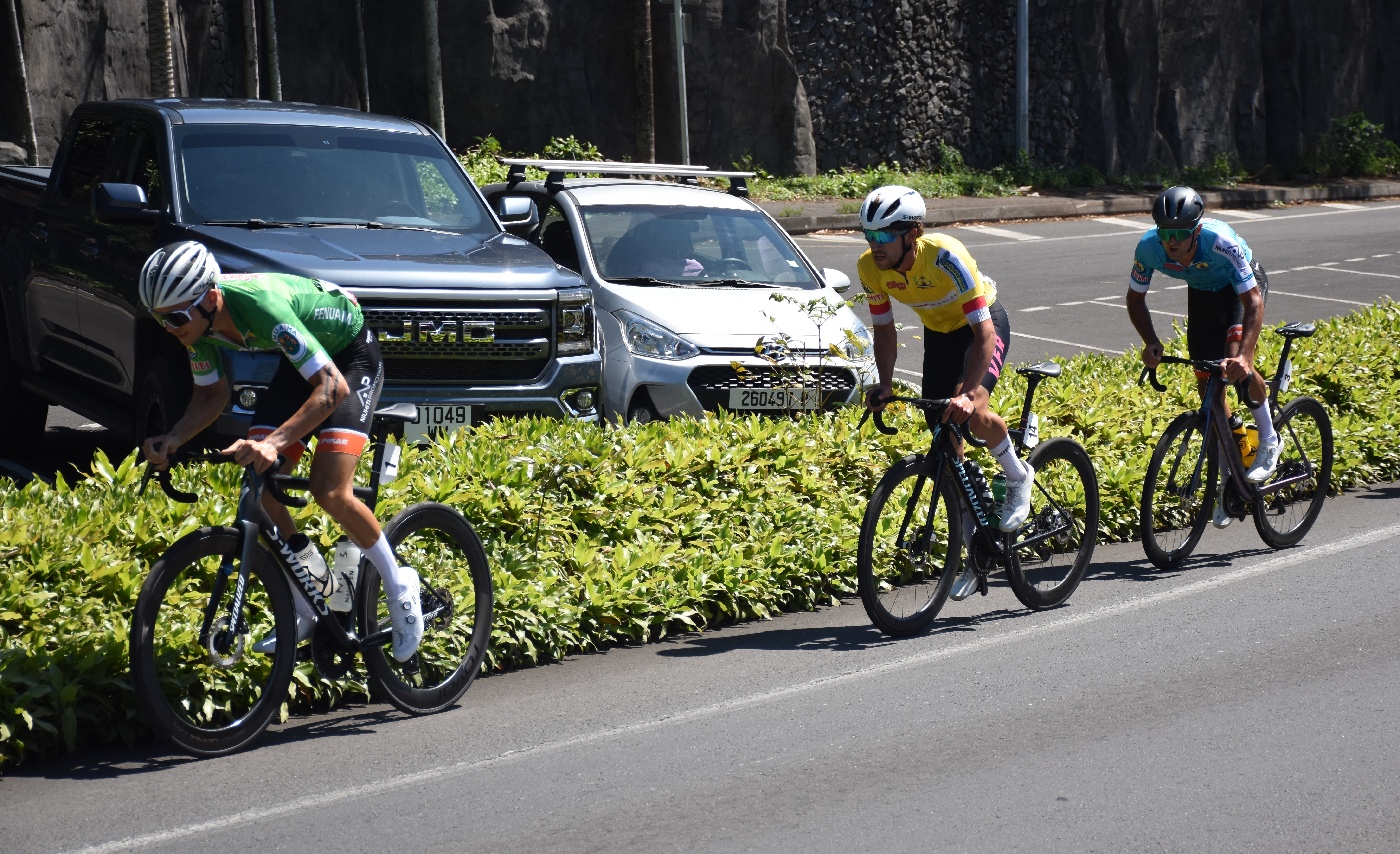 Taruia Krainer actuel deuxième au classement général encadre le maillot jaune avec son coéquipier Maxime Jolly.