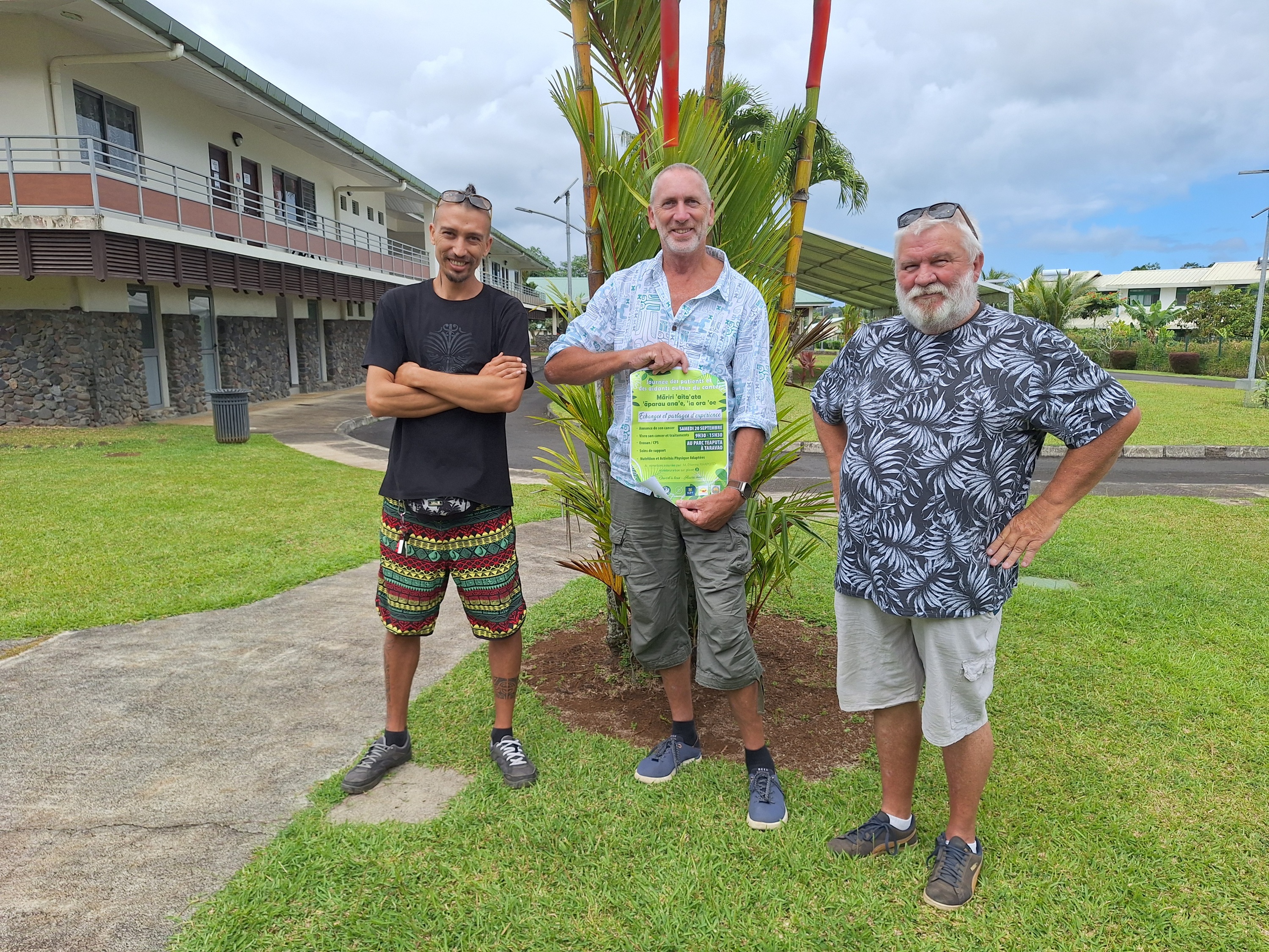 Gilbert Baron, président du collectif Tū Mana Ora, entouré de Heifara et Daniel, patients de la Presqu’île à l’initiative d’un projet d’association (Crédit : Anne-Charlotte Lehartel).