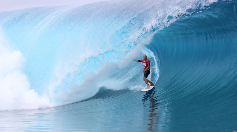 Présenté par Revatua Rossoni, "Waaaaves Tahiti" est un programme de 13 minutes réalisé et produit par Karim Mahdjouba.