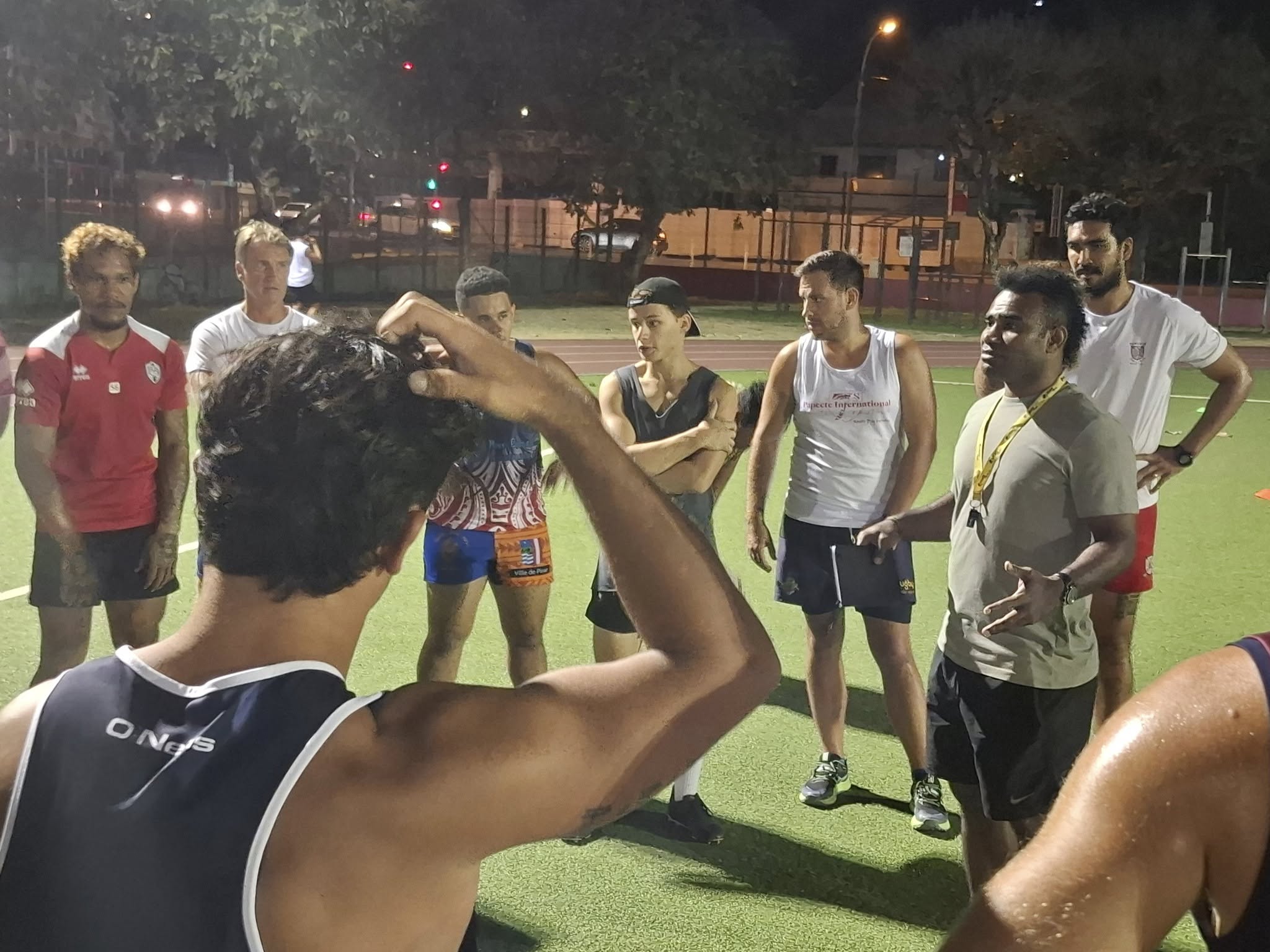 Jerry Tuwai a pu donner des conseils intéressants aux joueurs et joueuses de rugby.