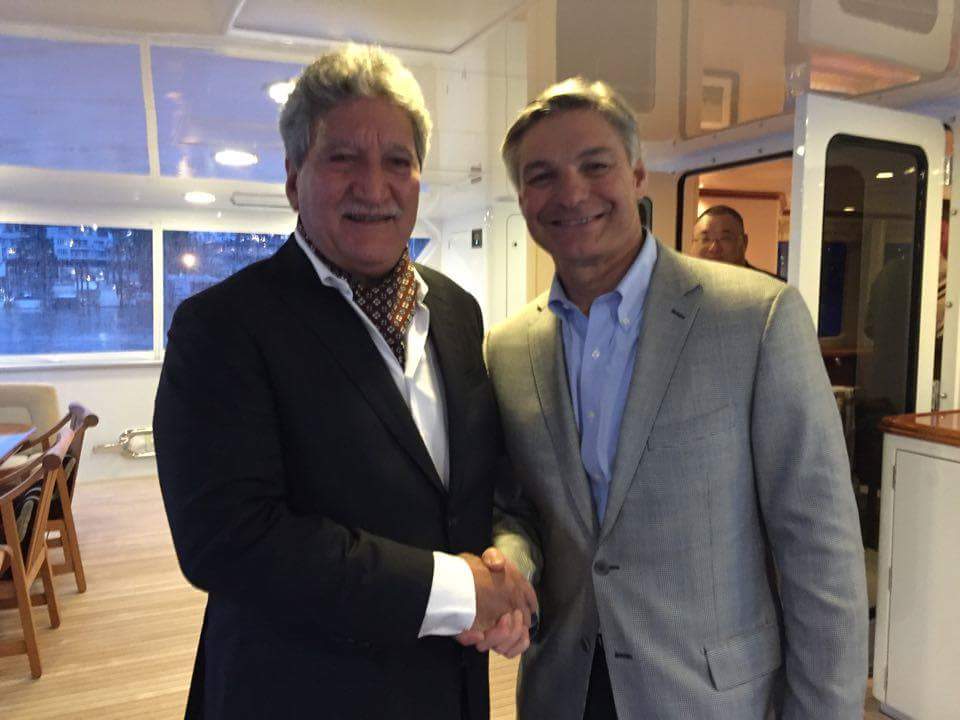 Ray Conner, P-dg de la branche aviation commerciale de Boeing, avec le ministre du Tourisme, Jean-Christophe Bouissou.