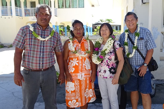 Eliane Soufet et Raymond Siao  de la Direction de l'Équipement se sont rendus à Katiu, avec Kiriannu ANI, maire délégué de la commune, et Eliane Harry, conseillère municipale