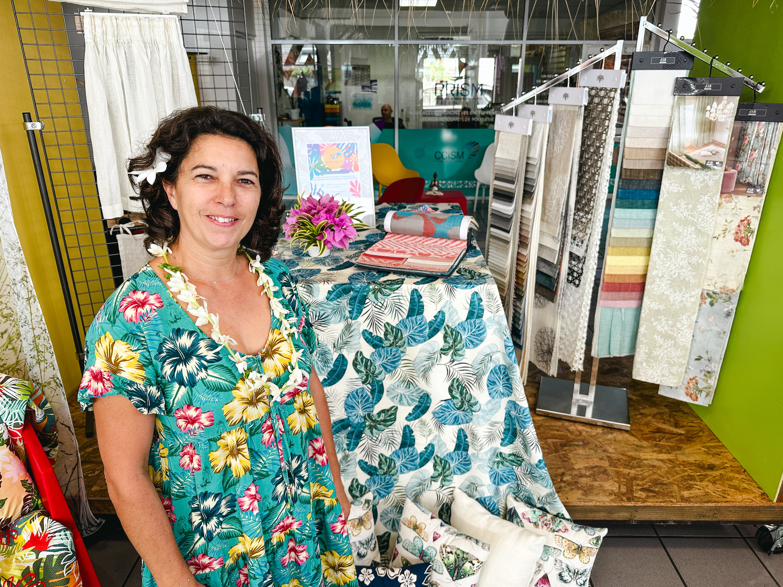 Élodie Philippe, créatrice spécialisée dans la couture d'ameublement, espère faire connaître son petit commerce et son savoir faire unique.