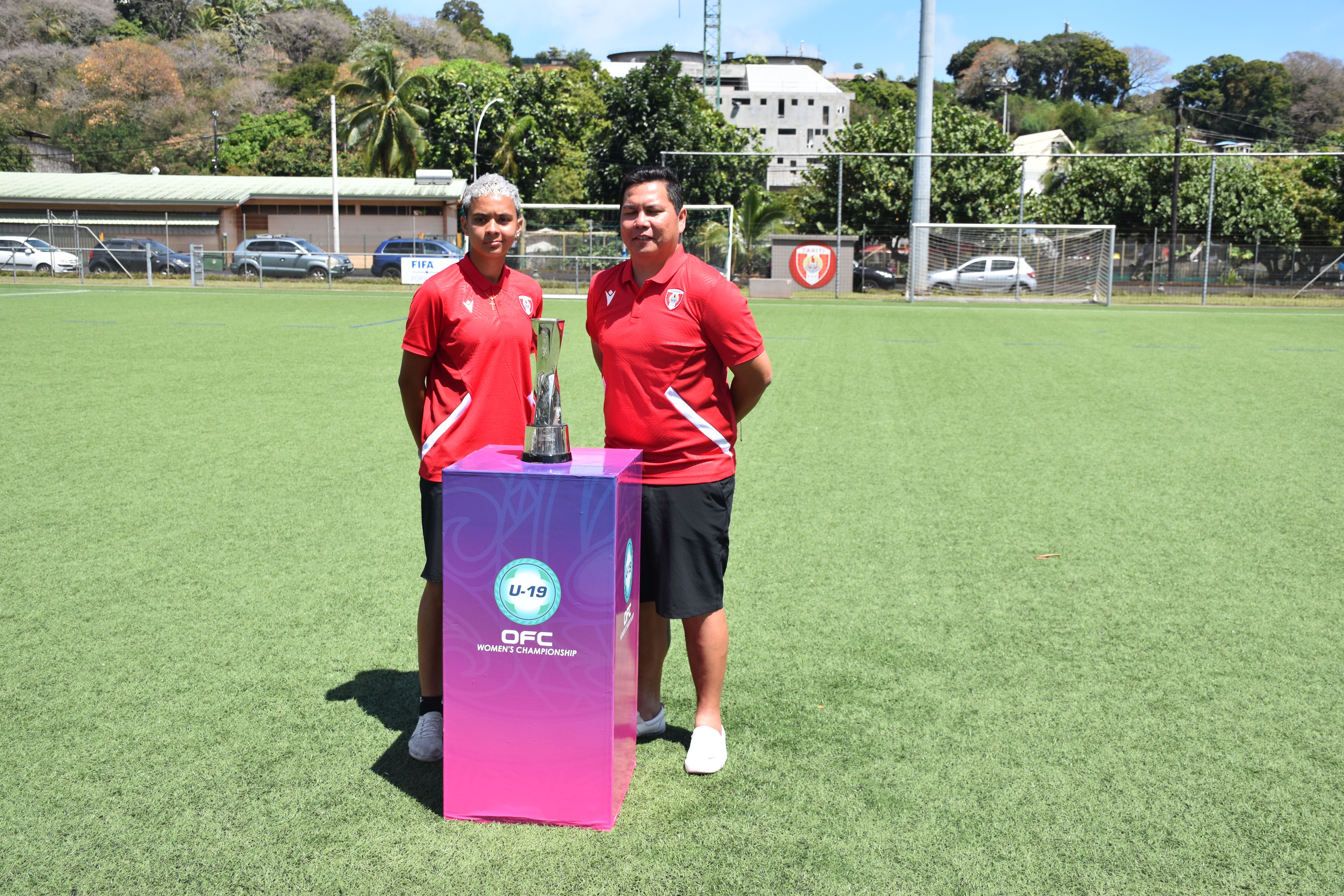 Haranui Le Gayic, la capitaine, et Raimana Bu Luc, le sélectionneur de l’équipe de Tahiti, ont le même objectif : ramener la coupe à la maison.