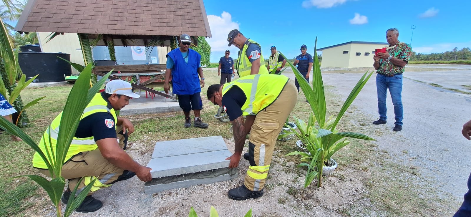 La première pierre de l’extension de l’aérogare de Tikehau a été posée ce mercredi en présence de la cheffe de la subdivision administrative des archipels Tuamotu-Gambier, Alexandra Chamoux et le ministre des Grands travaux et de l’Équipement, Jordy Chan. ©HC