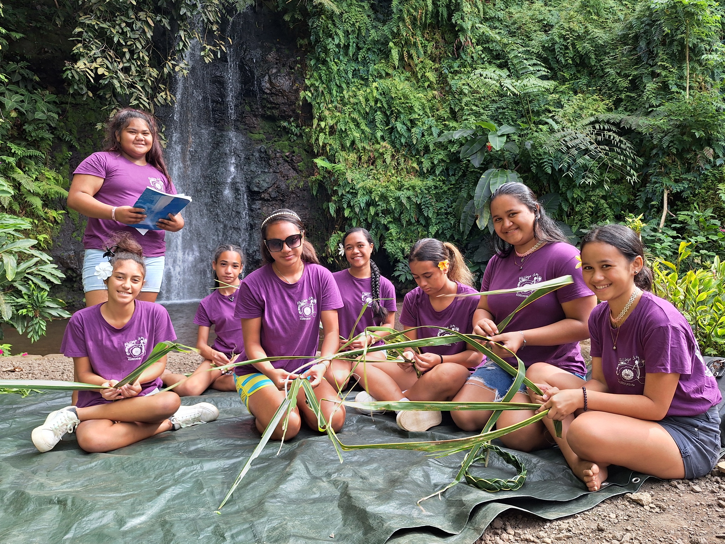 Initiation au tressage au pied de la cascade (Crédit : Anne-Charlotte Lehartel).
