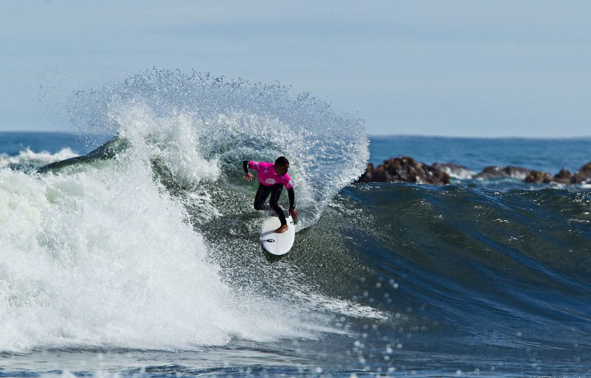 Manoa Drollet a pu lui aussi s'éclater en surfant ces vagues du bout du monde © Cory Scott