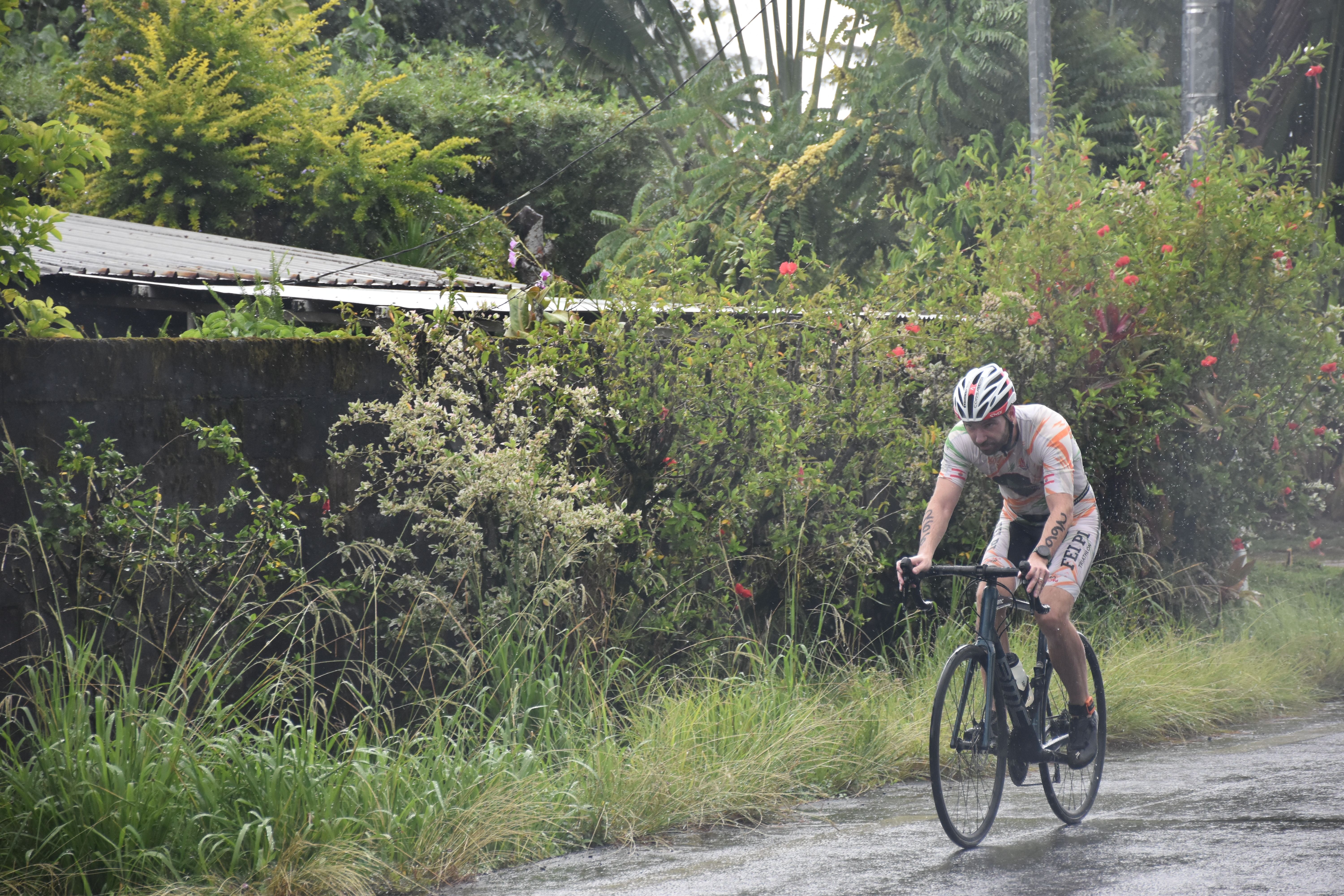 La route glissante a été bien maitrisée par les triathlètes.