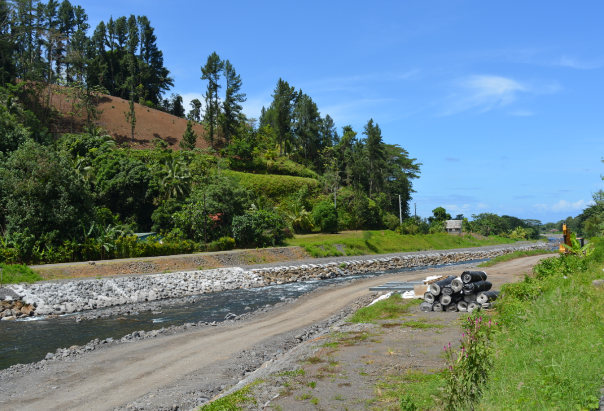 Après le confortement d'une partie des berges en phase 1 des travaux, le chantier se concentre désormais dans la Taharu'u à la création d'un bassin dégraveur. Une expérimentation menée pour la première fois à Tahiti.