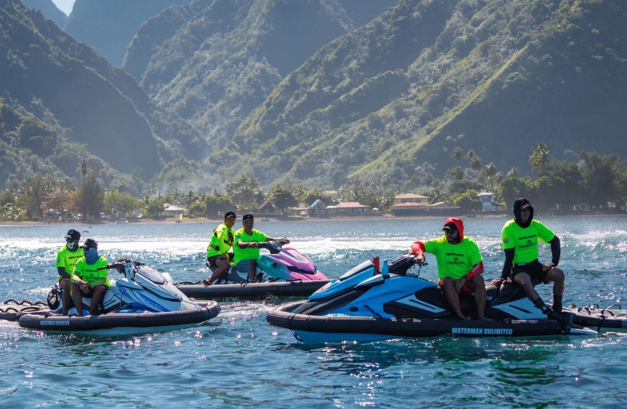 Pilotes et grabbeurs parés à intervenir dès que les surfeurs sont en difficulté (Crédit : Manea Fabisch).
