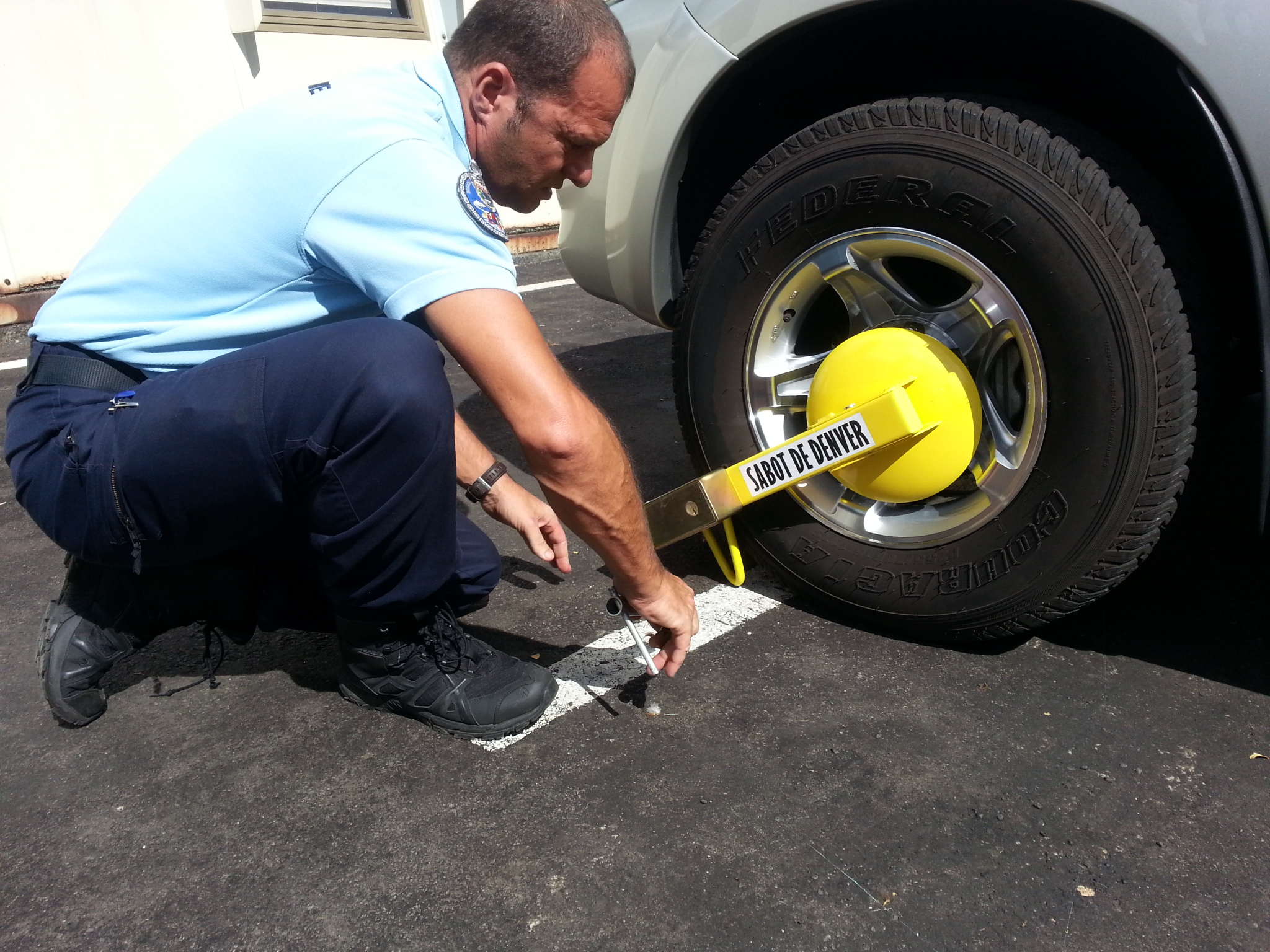 La gendarmerie se dote de sabots de Denver pour immobiliser les véhicules des chauffards (vidéo)
