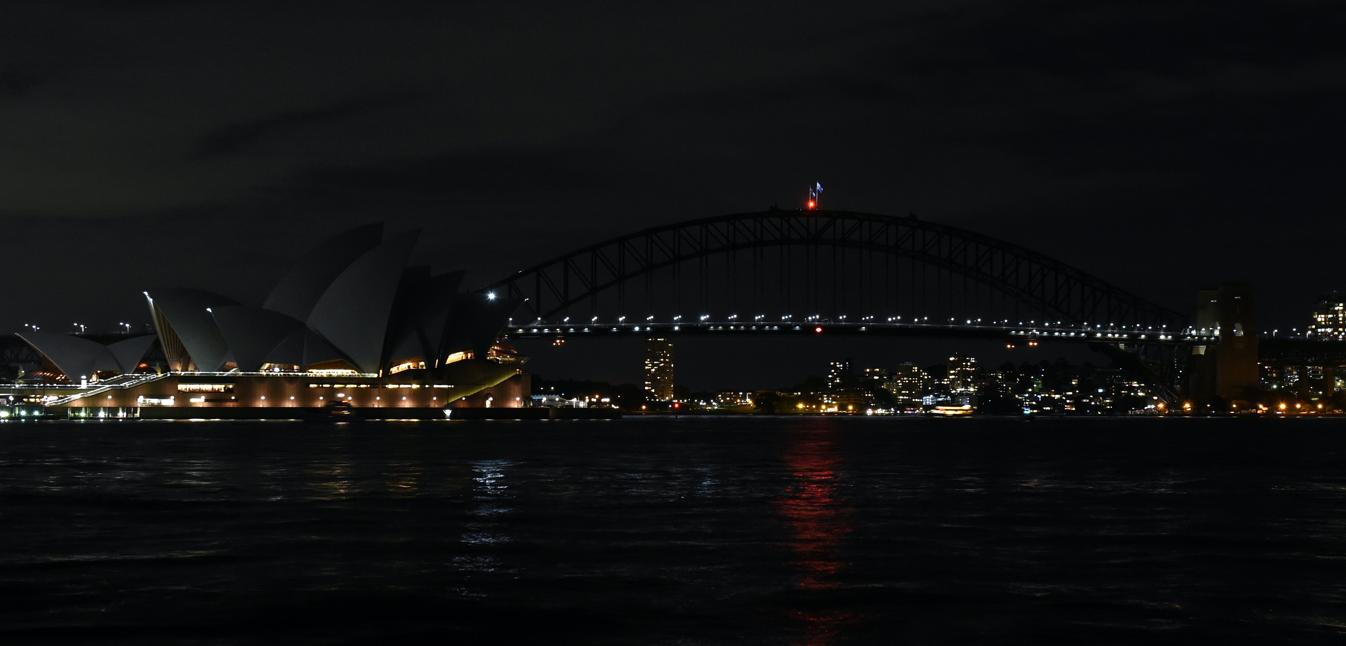 L'emblématique opéra de Sydney et le Harbour Bridge de la grande ville australienne se sont éteints samedi soir