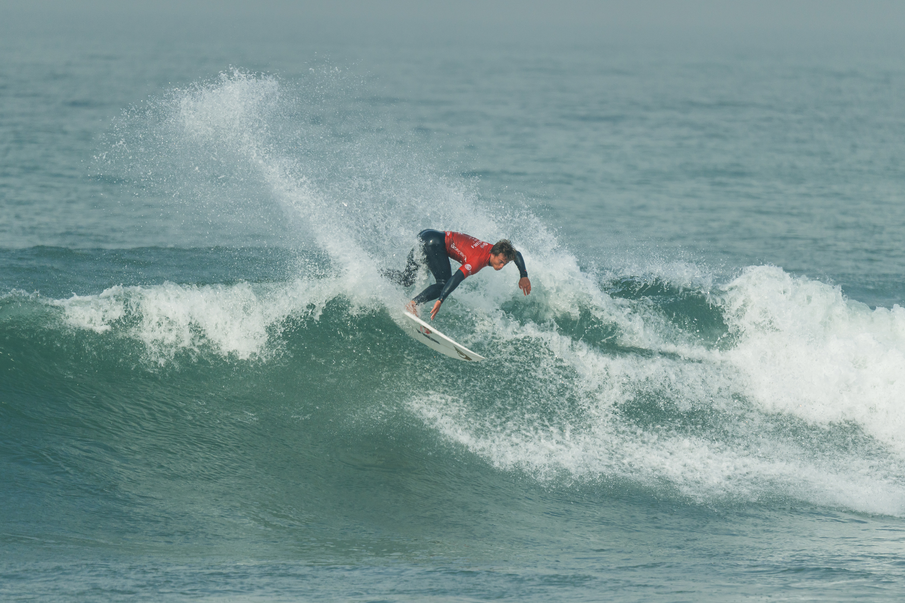 Kauli Vaast s’est qualifié pour les huitièmes de finale de l’EDP Ericeira Pro.