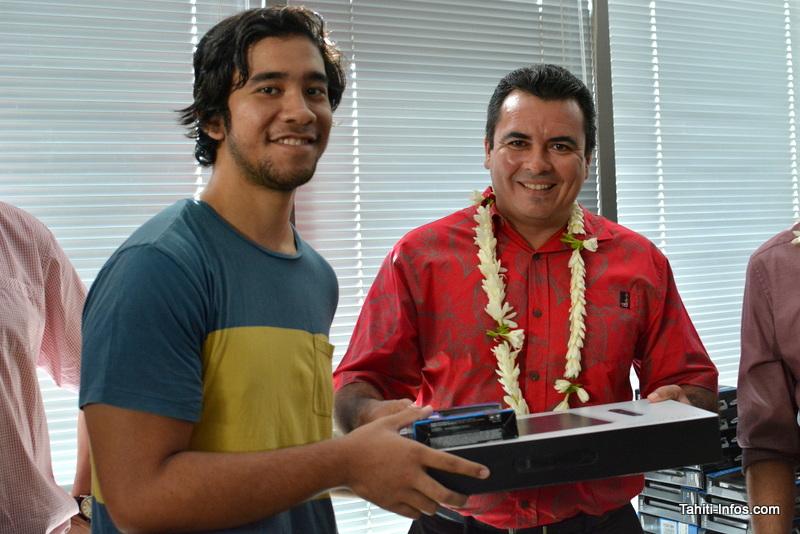 Teva Rohfritsch, ministre de l'Économie numérique, offre à Kiehiva, padawan de la légion des Guardians, l'une des tablettes graphiques et l'un des disques durs de 1 To qu'il a apporté dans sa hotte pour les 22 élèves de Poly3D.