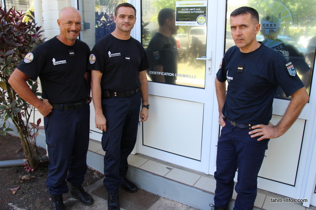 L'adjudant-chef Maraeauria, dit Vito (à g.), chef des TIC de la gendarmerie pour la Polynésie française.