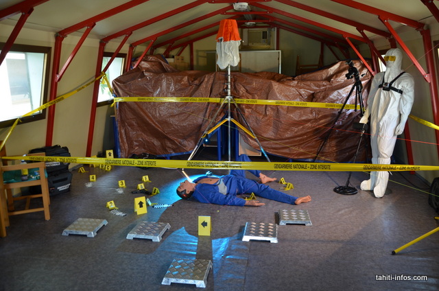 Révélateurs chimiques, microscopes binoculaires, les techniques modernes permettent de faire parler les objets les plus dégradés.