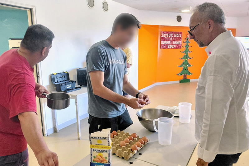 “Il parle à des cuisiniers et non pas à des détenus”