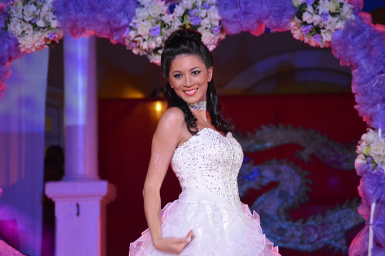 Lara Failloux, miss dragon 2015, lors de son élection en 2015