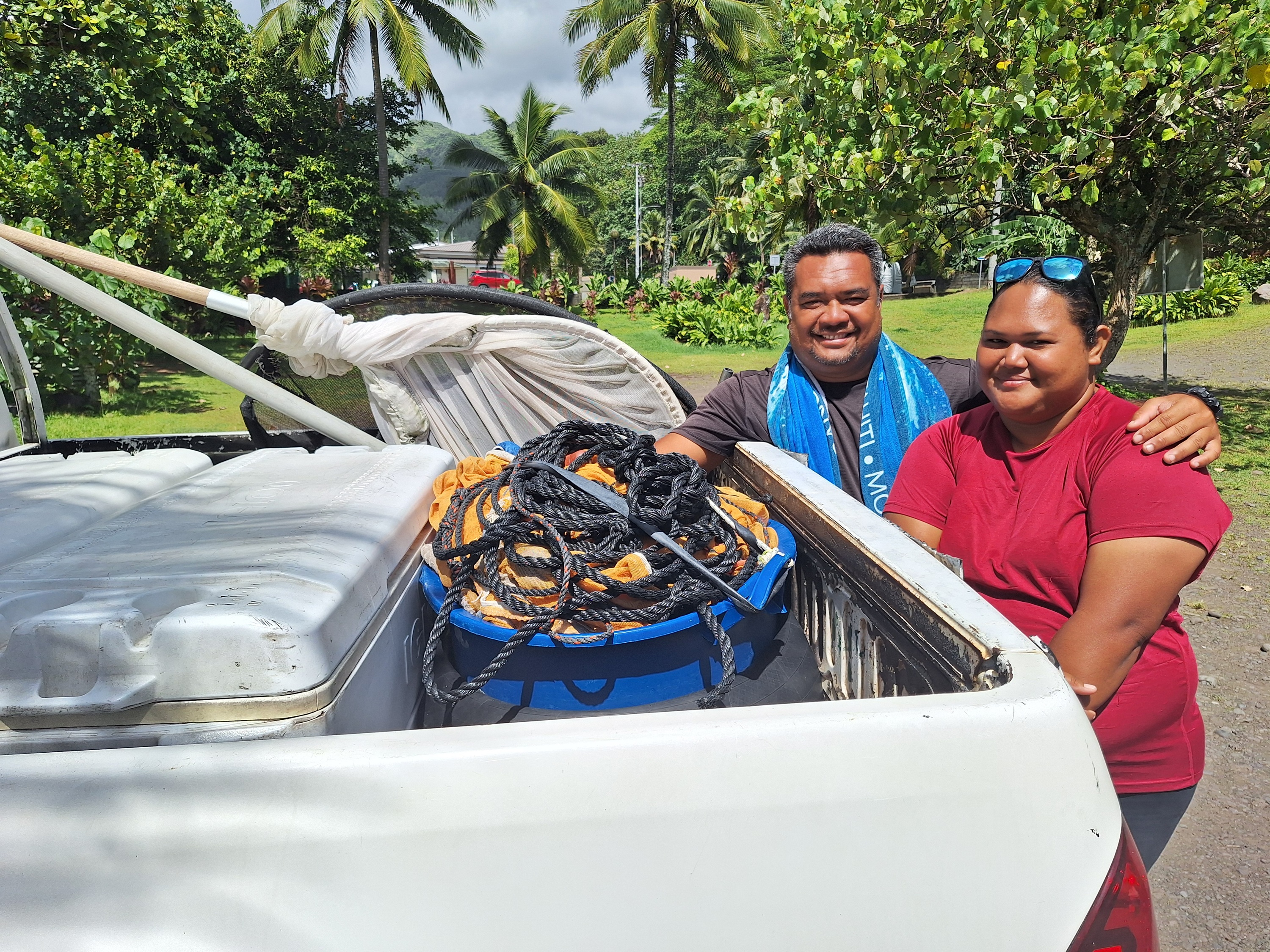 Résident de Mahaena, le couple affectionne la baie de Anapu, réputée pour la pêche aux īna’a (Crédit : Anne-Charlotte Lehartel).