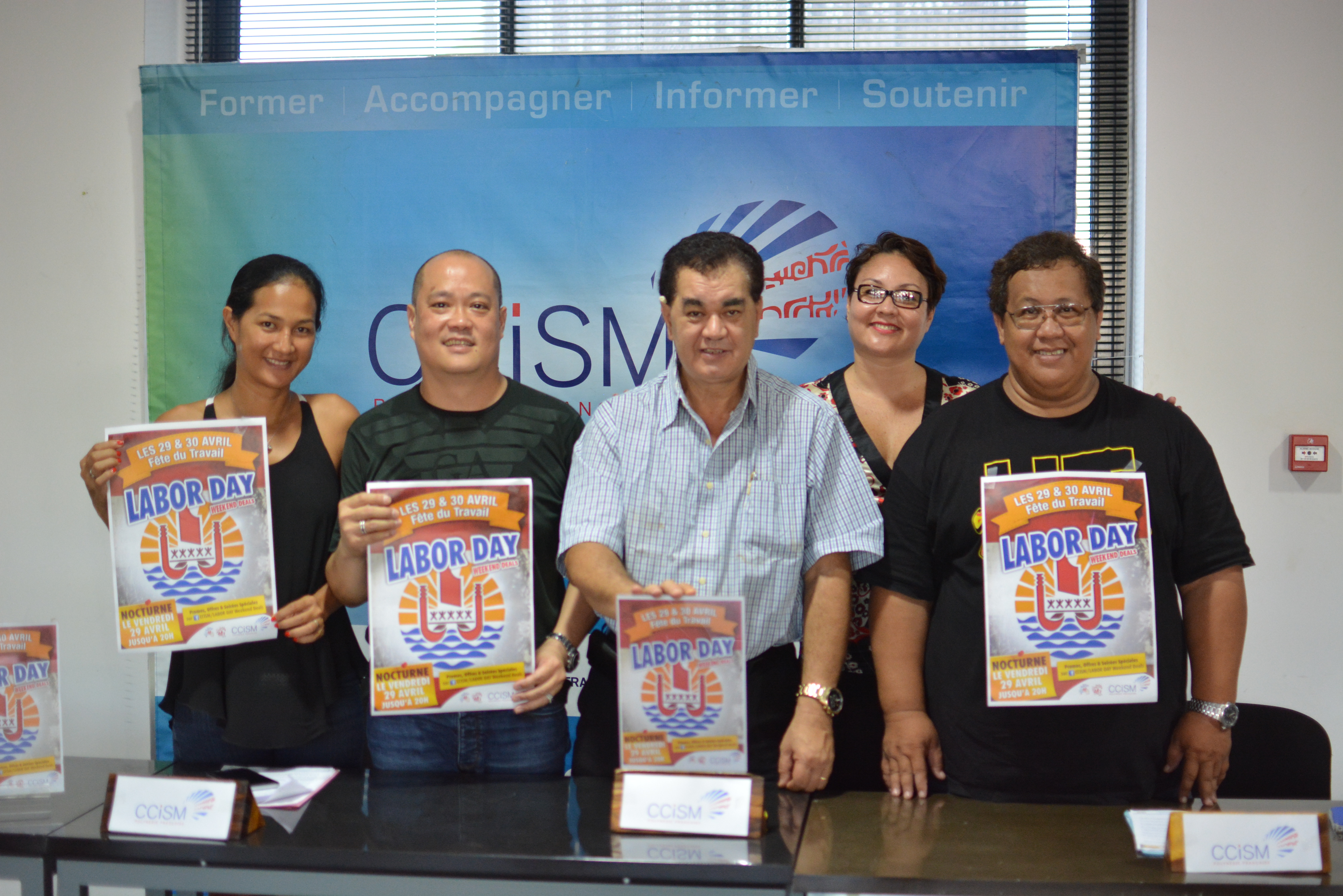 Marie Manuereva, manager de Papeete Centre-Ville, Joël Wong, président de la commission Actions commerciales (CAC) de la CCISM, Stéphane Chin Loy, président de la CCISM, Marc Chong, vice-président de la CAC, et derrière Odile Tcheou de la CCISM.