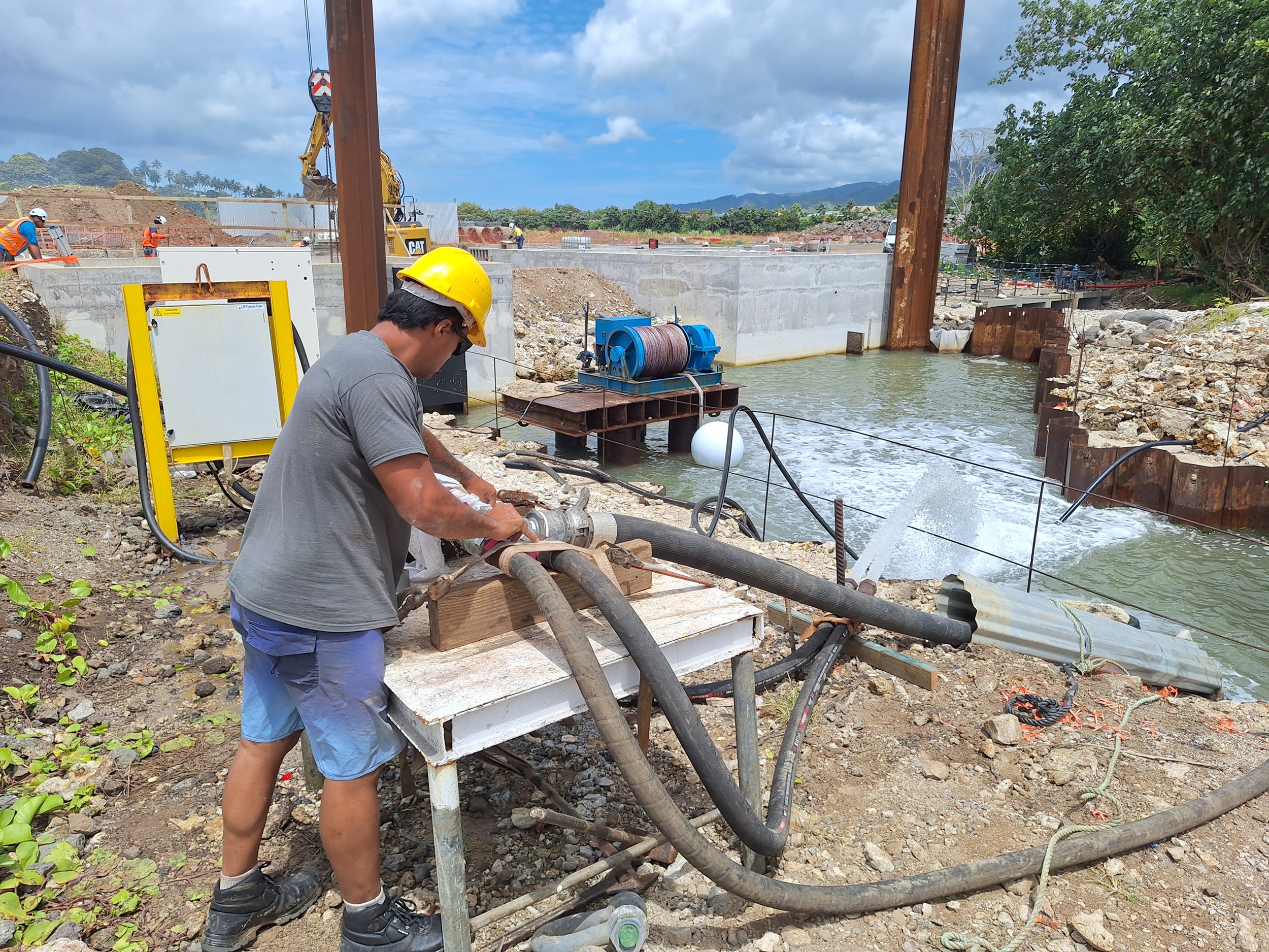Des équipes sont également mobilisées à terre pour assurer l’apport en eau.