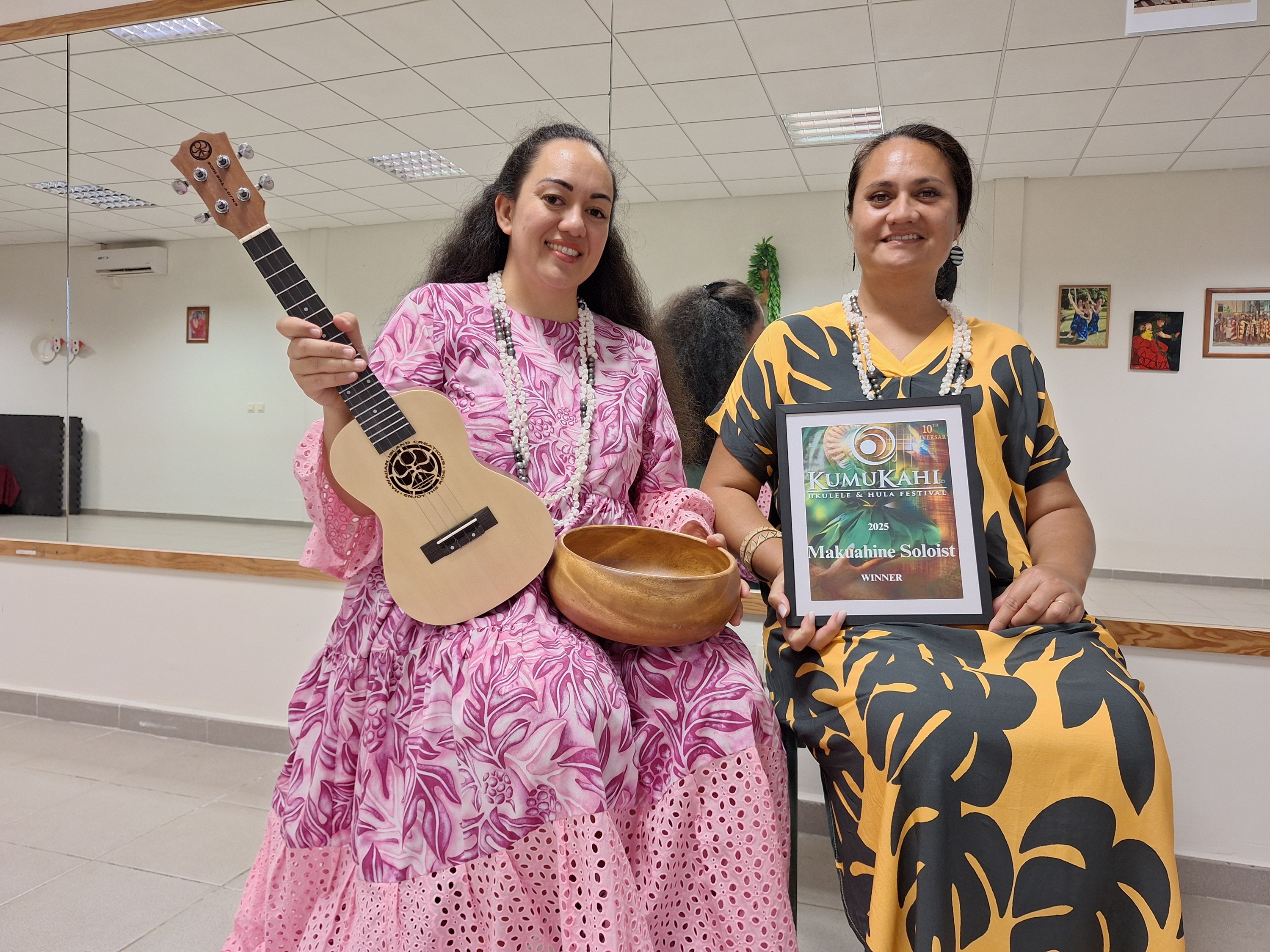 Moerani Tauhiro, directrice de l’école de danse hawaiienne Ha’aheo o Kahiki, et son assistante, Hanatea Marurai, se confient sur cette expérience “magique” (Crédit : Anne-Charlotte Lehartel).