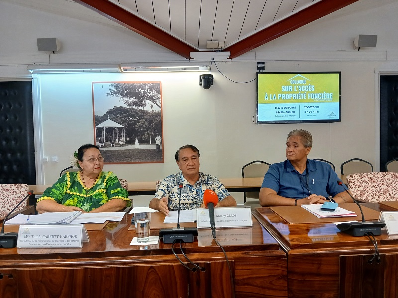 Antony Géros entouré de son directeur de cabinet Richard Tuheiava et de la présidente de la commission Logement, Thilda Garbutt-Harehoe. SD