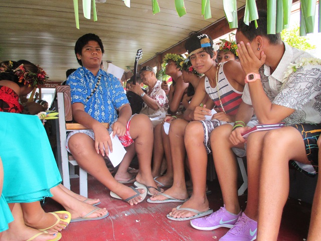 Les élèves de 4 et 3 e qui ont le tahitien en deuxième langue vivante ont joué de la musique pour accompagner le cortège.