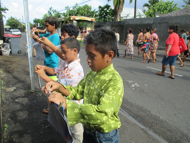 Pour participer à la Grande Lessive, le principe est simple. Il suffit d'accrocher votre œuvre -une photo, un dessin, un poème, un collage- sur une corde à linge avec deux pinces à linge.