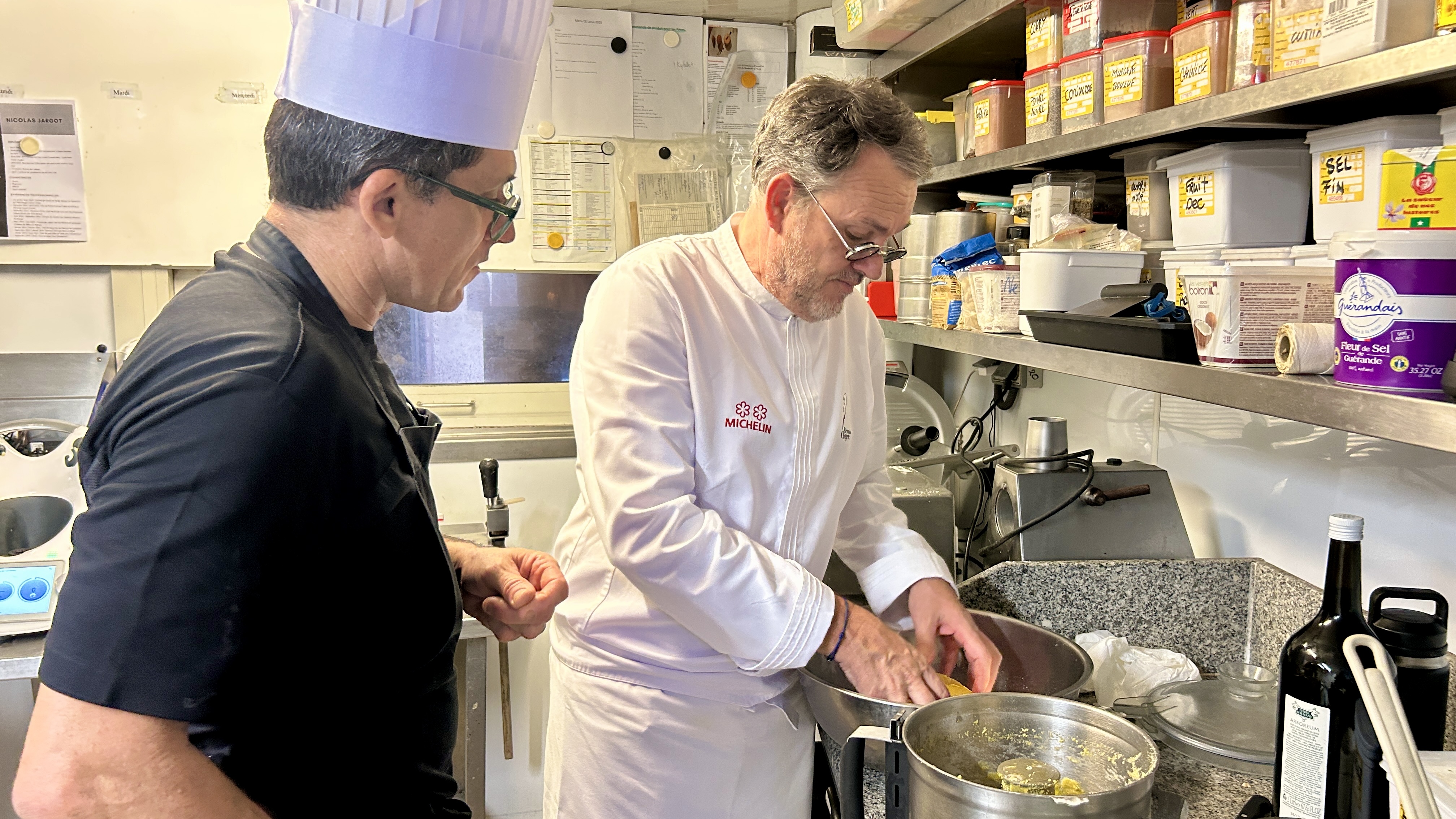Au restaurant Le Lotus de l’hôtel Intercontinental Tahiti, Bruno Oger forme les équipes du chef David Philippot et conçoit un menu “signature” qui viendra enrichir la carte.