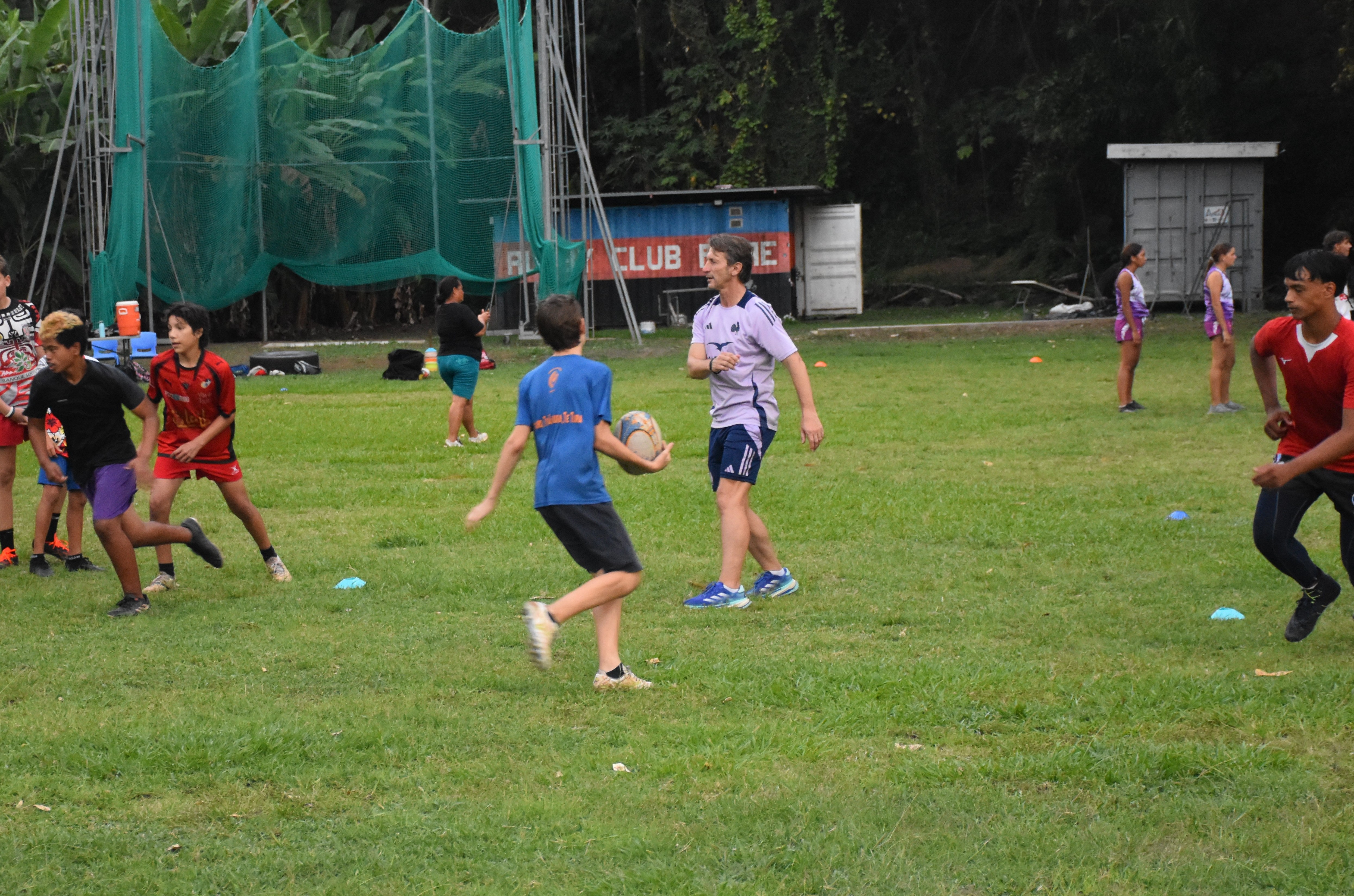 Jérôme Daret a donné de son temps pour le rugby tahitien en animant plusieurs séances d’entrainement.