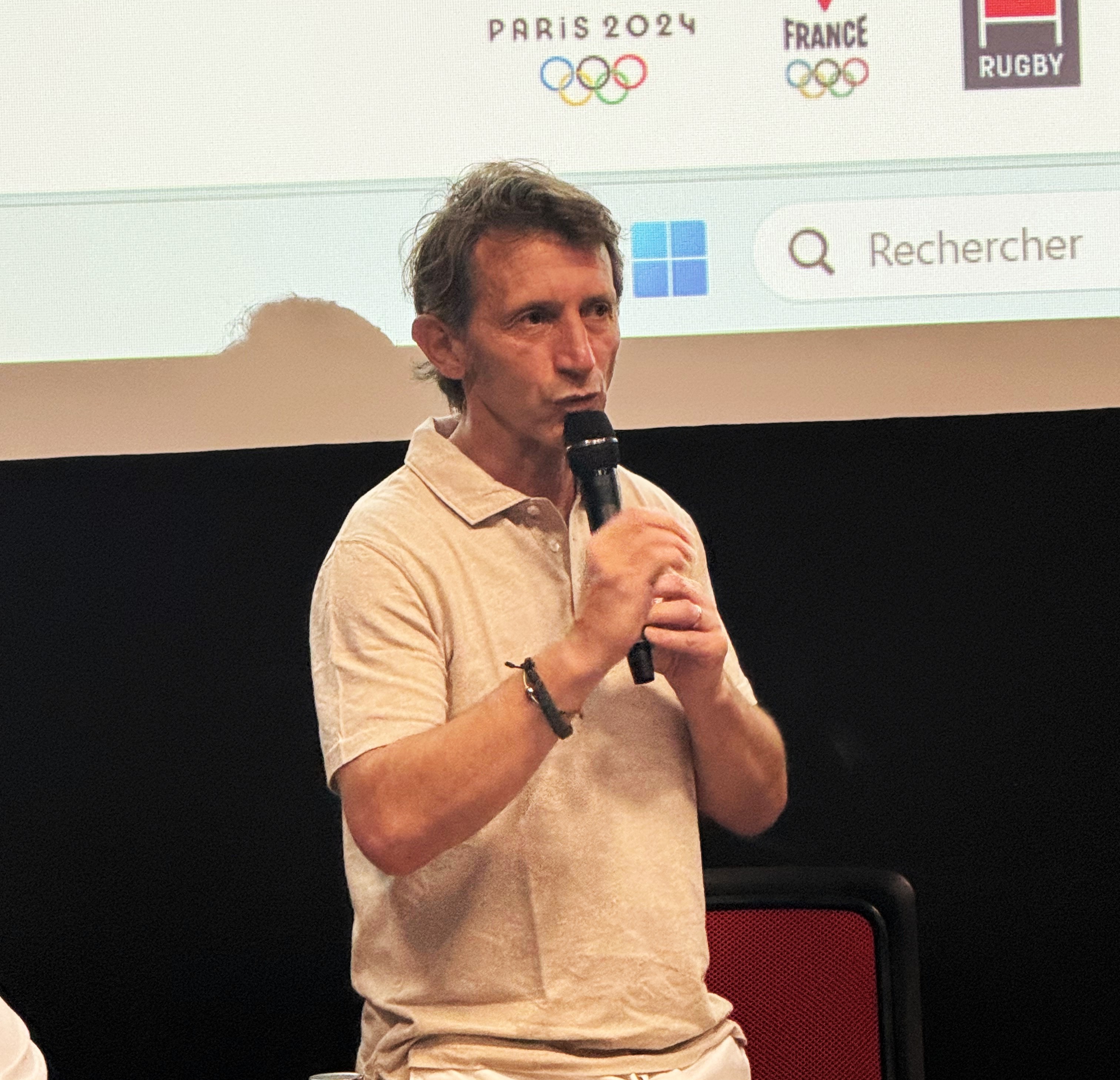 L’entraineur de l’équipe de France de rugby à 7, médaille d’or à Paris 2024, a partage l’aventure olympique de ses “chercheurs d’or” auprès des acteurs locaux du sport.