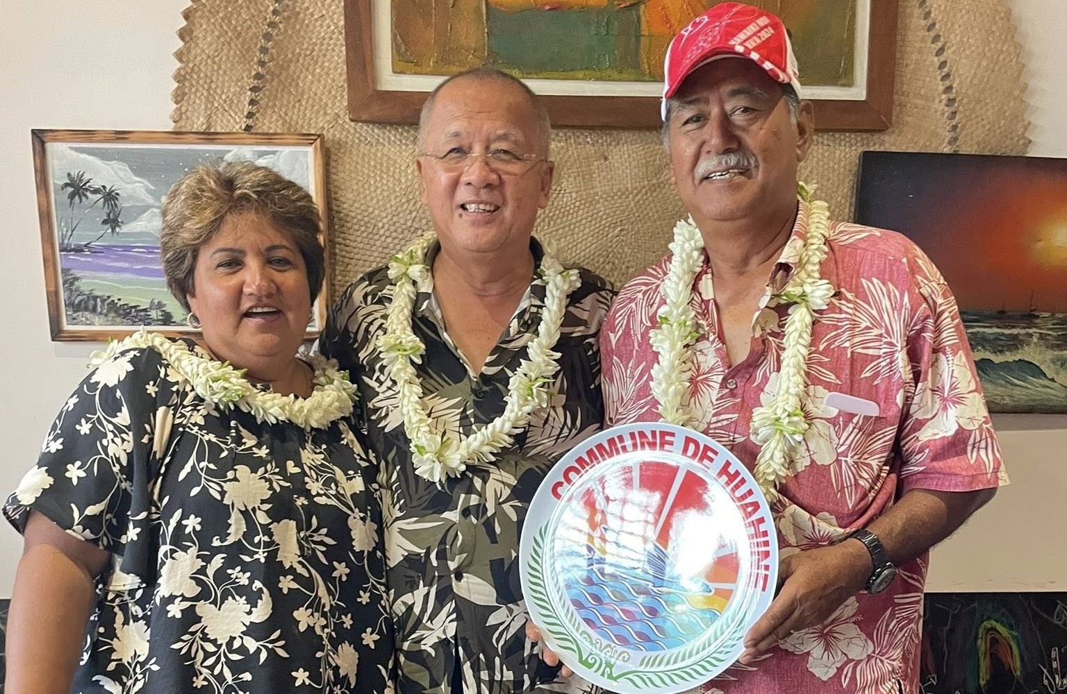 Le tāvana de Huahine, Marcelin Lisan, entouré de la présidente de la Hawaiki Nui, Tutu Maamaatuaiahutapu, et du président de la Fédération tahitienne de va’a, Rodolphe Apuarii.