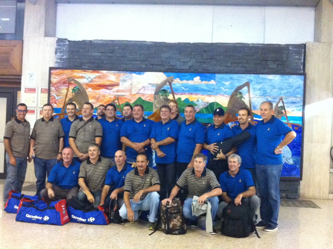 L’équipe des Vieilles Pompes de Tahiti, vétérans de rugby, au départ de leur tournée annuelle qui se déroule au Vietnam -où ils ont remporté leur premiere victoire, avec un score de 10 à 5 -,   et qui se poursuivra au Japon après une découverte de la baie d’Halong.