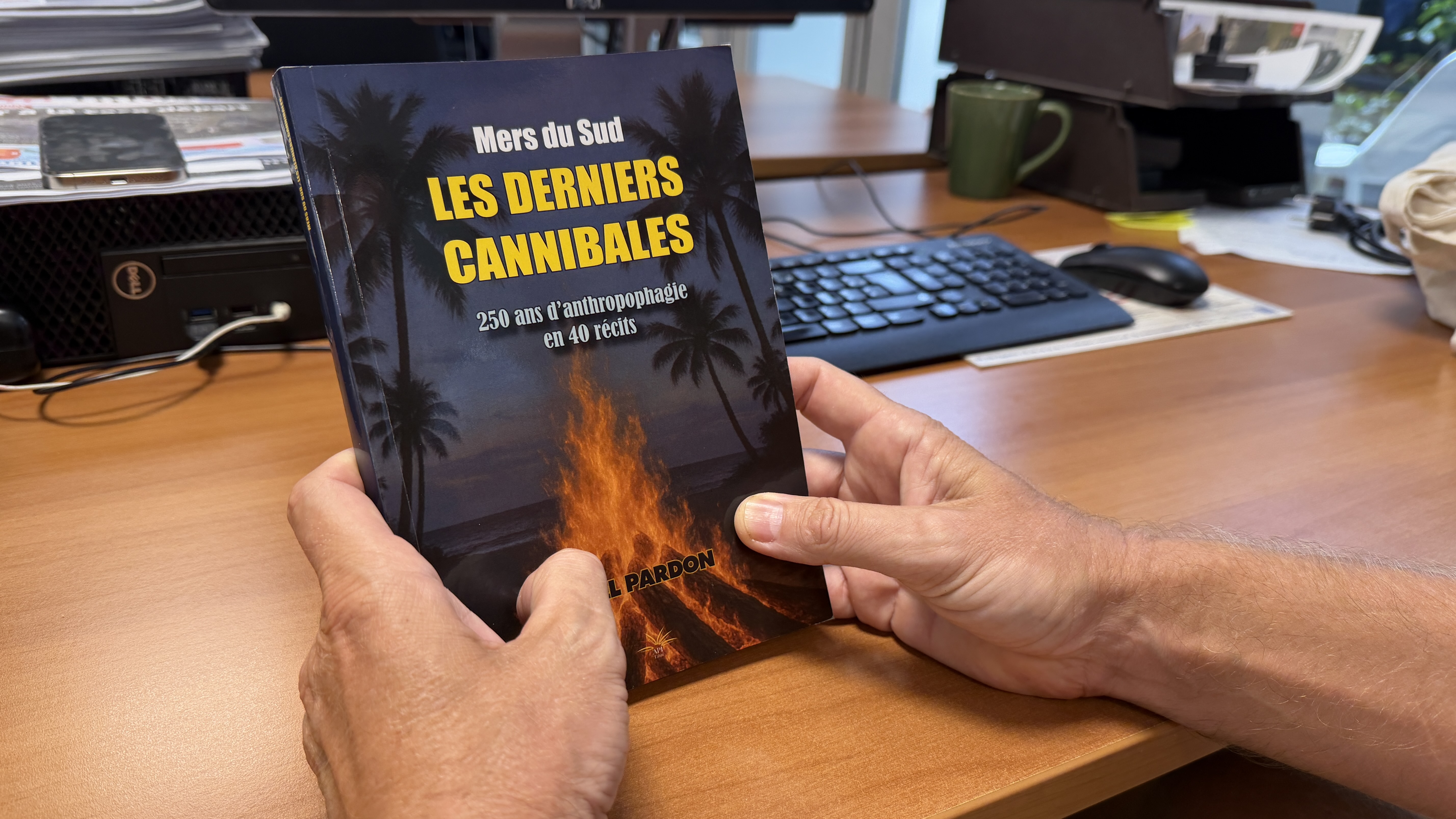 Mers du Sud : Les derniers cannibales aux éditions 'API Tahiti compile 250 ans d'anthropophagie en 40 récits.