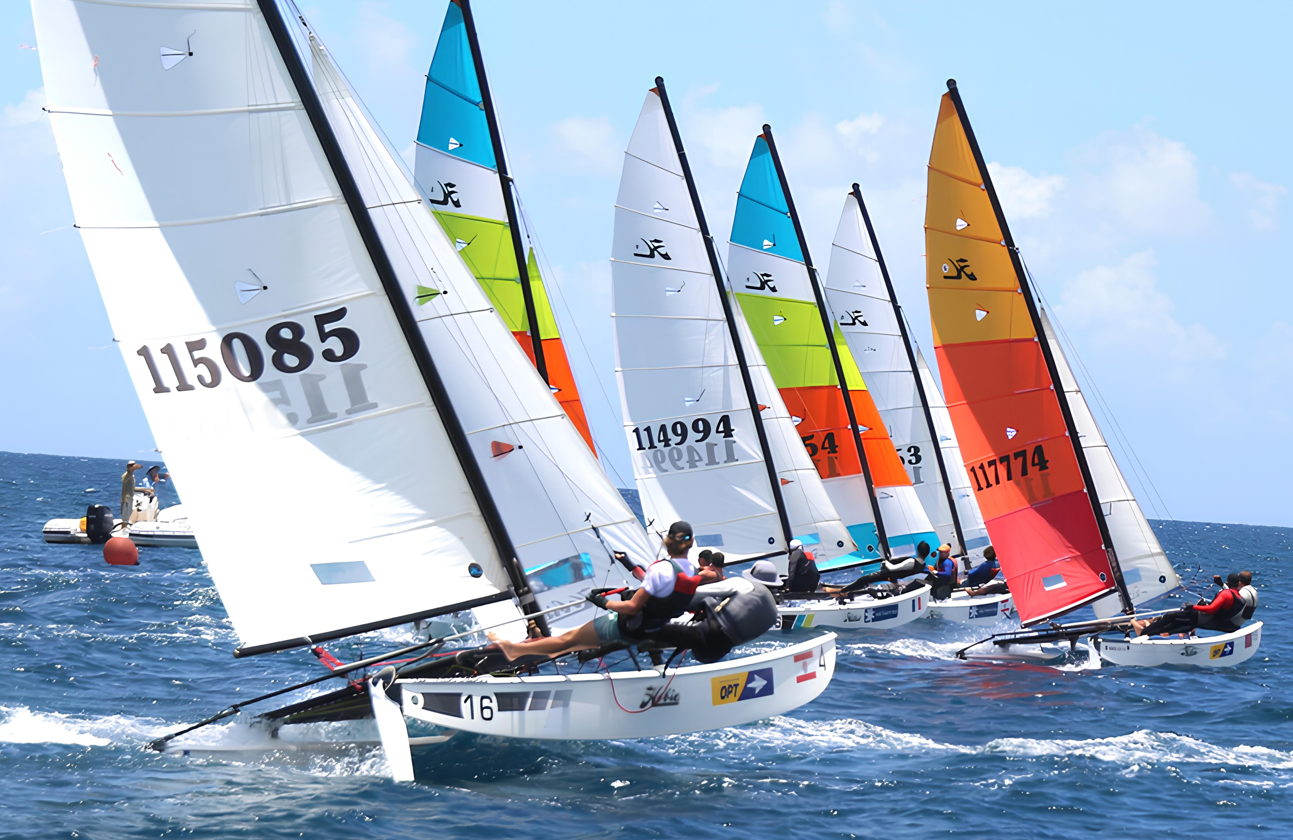 Les Calédoniens Auxence et Cyriaque Thomas (117774) ont commencé fort les Championnats du Pacifique multicoques en Hobie Cat 16 sur le plan d’eau de la baie de Matavai.