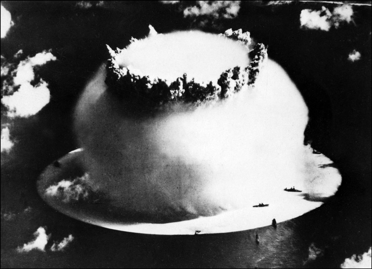 Photo datée de juillet 1946 montrant le champignon en train de se former après l'explosion d'une bombe atomique lors des essais nucléaires effectués par l'armée américaine sur l'atoll de Bikini, dans l'océan Pacifique. AFP