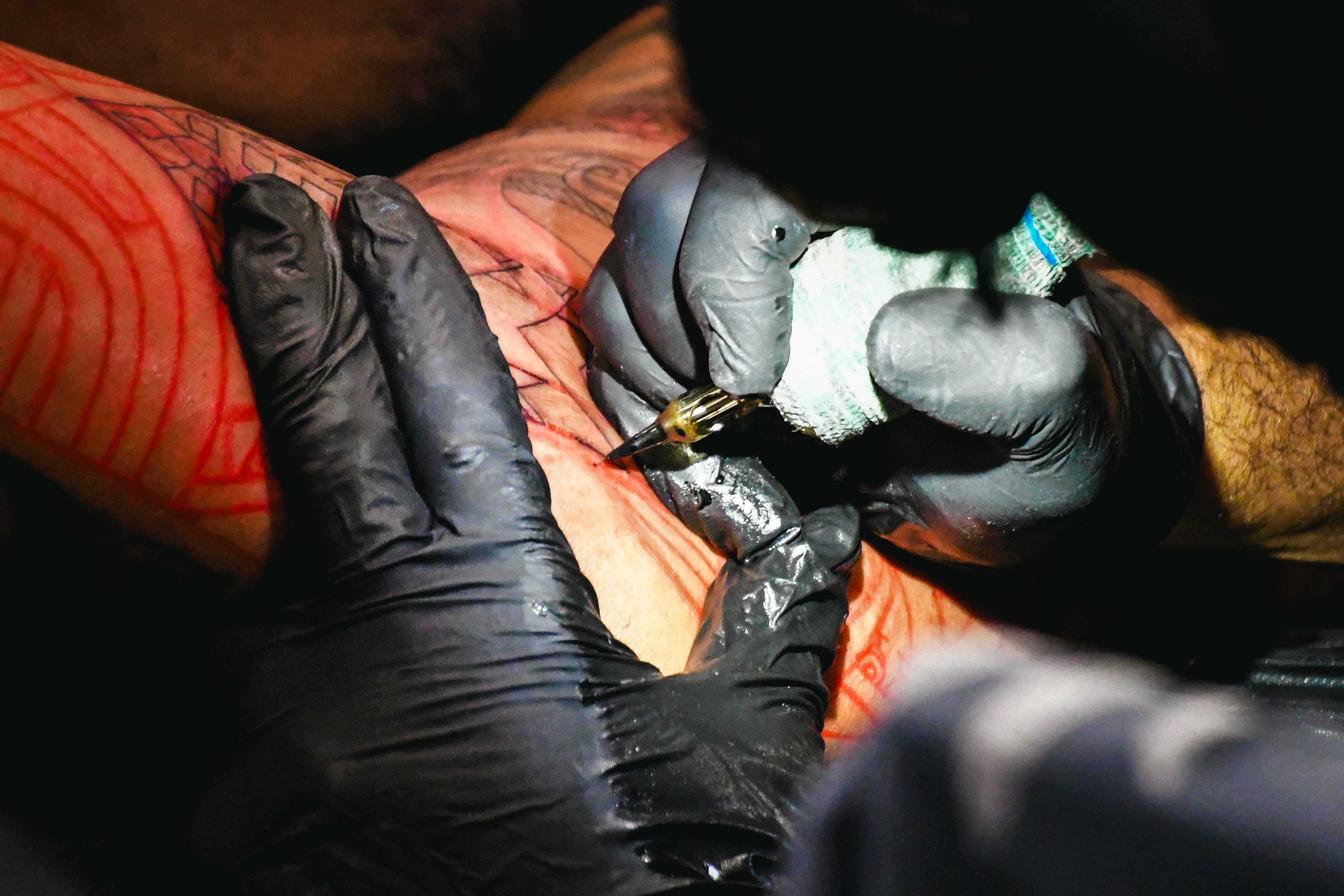 Certaines zones du corps sont plus douloureuses que d'autres...mais au Tahiti Tattoo Fest on tient le coup !