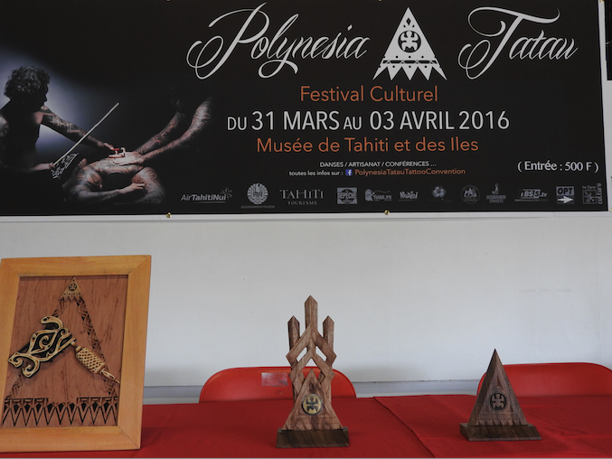 Le trophée du 1er prix a été créé par Mate, un artiste tatoueur de Moorea, tandis que les  2e et 2e prix ont été conçus et élaborés par Manutea Chartiez.