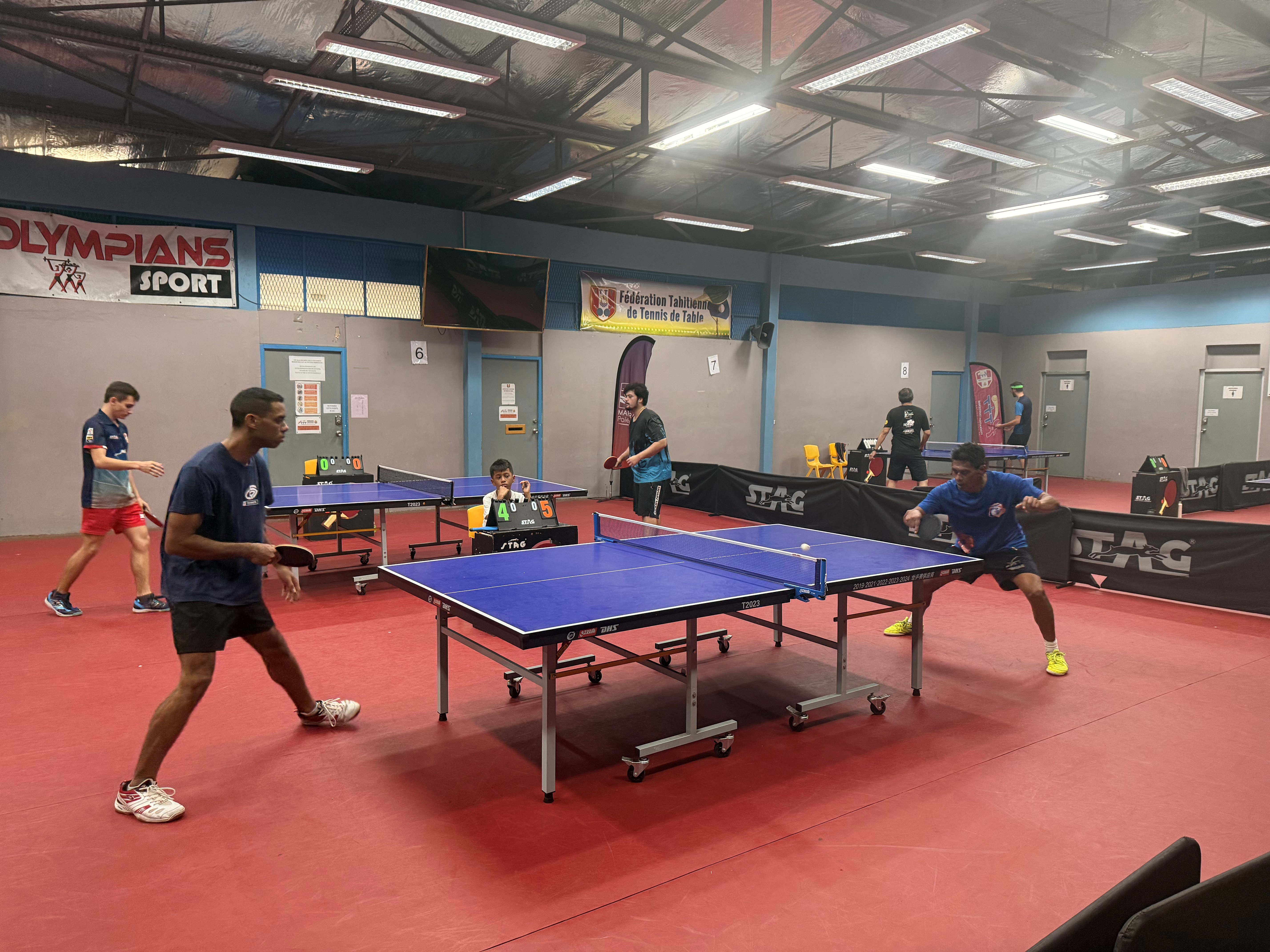 Angelo Utia (à droite) a remporté son quart de finale Open contre Vincent Belrose.