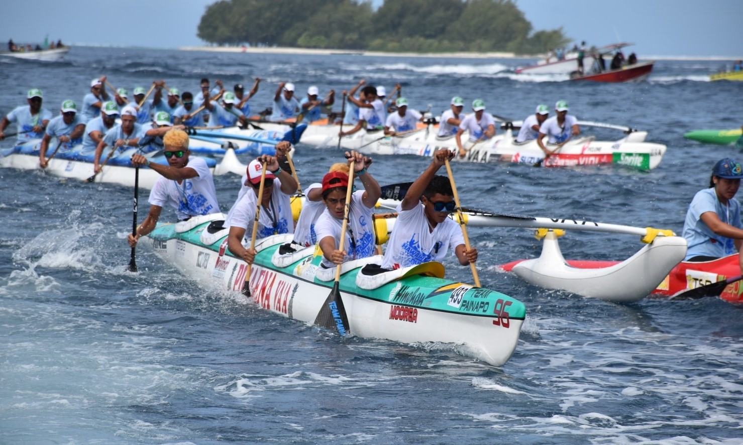 : le lagon de Bora samedi, a accueilli la course Aere, ou tous ceux qui n’ont pas ramé à la Hawaiki Nui, ont  pu participer à la fête.