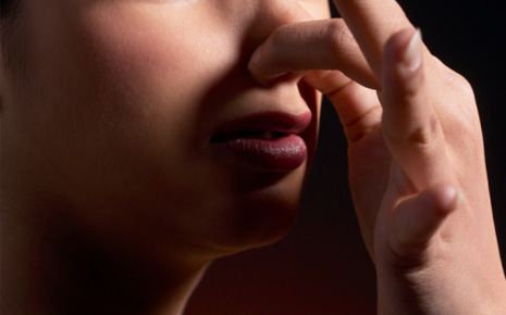 Péter chez autrui, est-ce un délit?