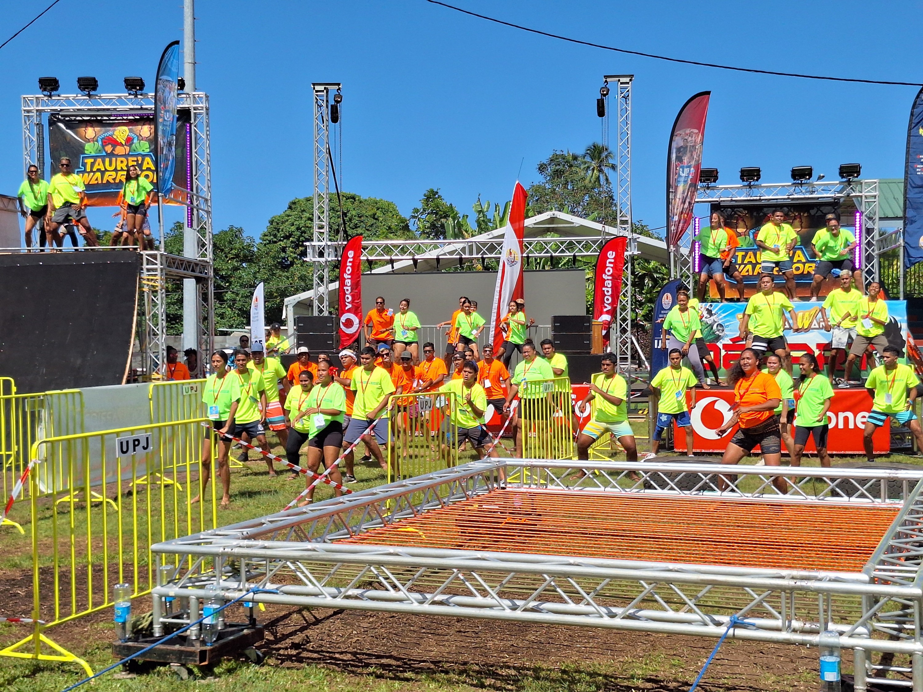 Danse d’ouverture de la délégation de Taiarapu-Ouest dans l’arène du Taure’a Warrior (Crédit : Anne-Charlotte Lehartel).
