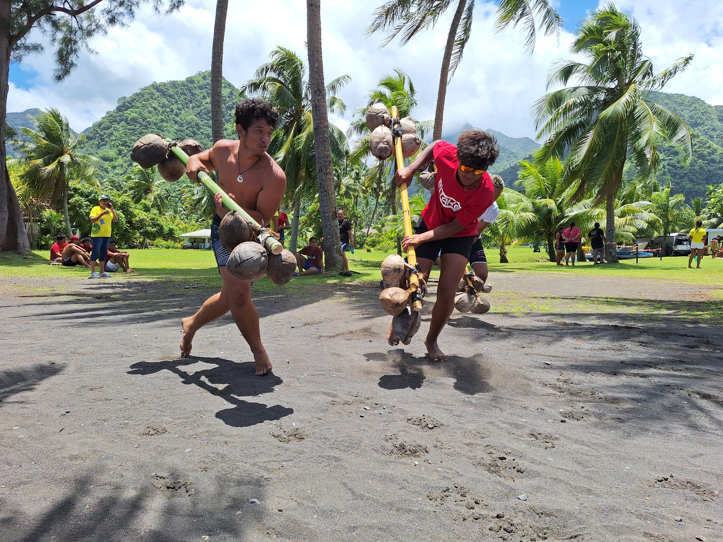 Le village des tū’aro māohi prend place à Teahupo’o.