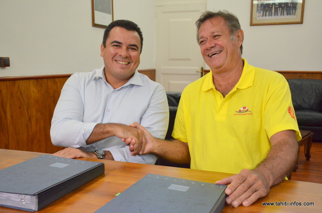 Teva Rohfritsch et Stanley Ellacott, jeudi matin après la signature de la convention de mise de mise à disposition du navire.