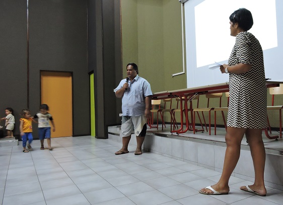 La famille de Martin (à gauche) a été aidée par l'Agence immobilière sociale de Polynésie française.