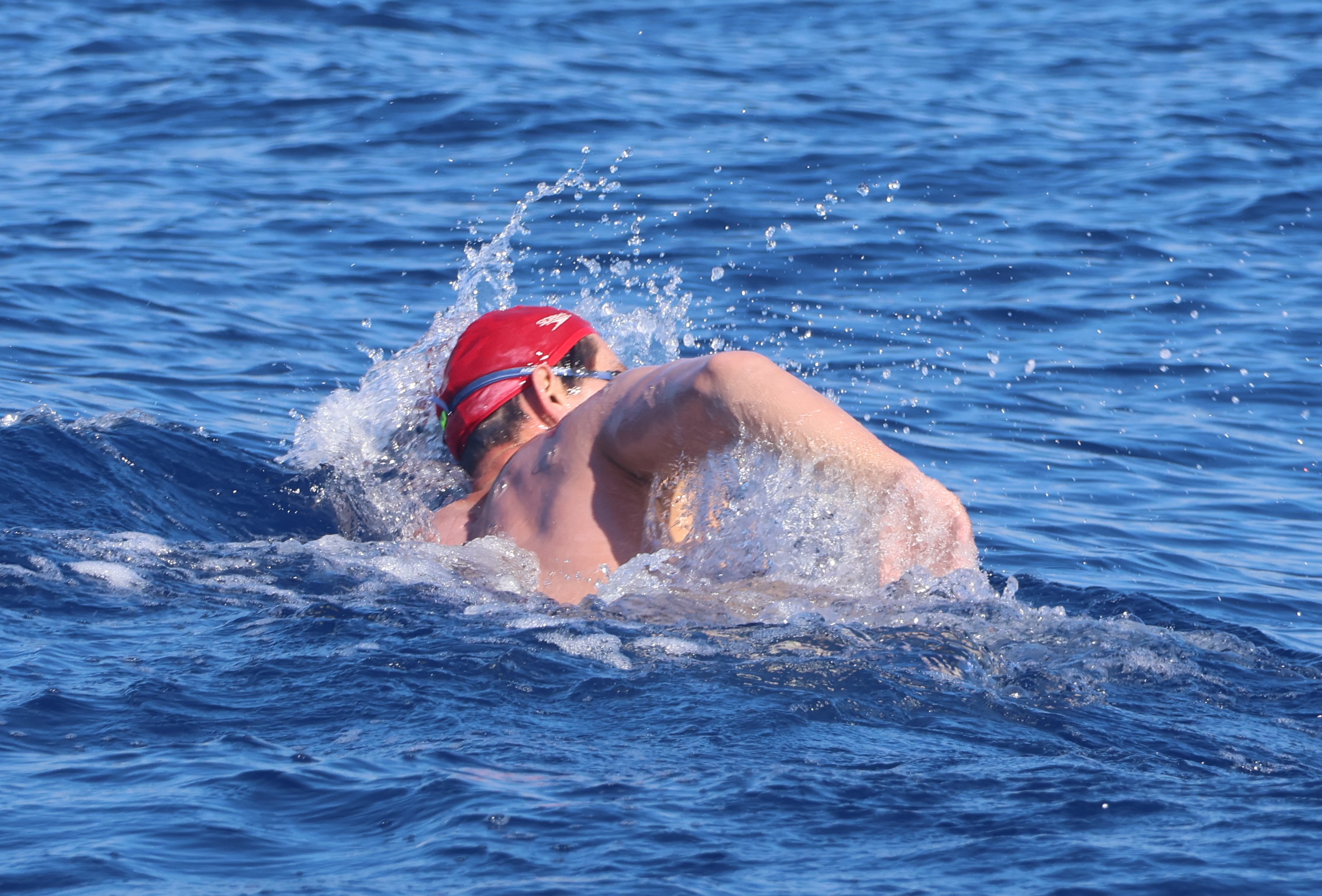 Naël Roux en plein effort dans le milieu du chenal entre Tahiti et Moorea.